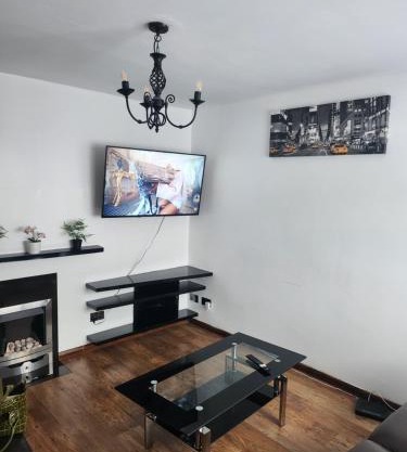 Modern 3 Bed Free Parking 10 mins walk to station