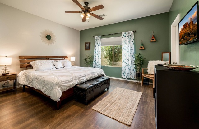 Modern, 3 Bedroom Home Near Superstition Mountain!