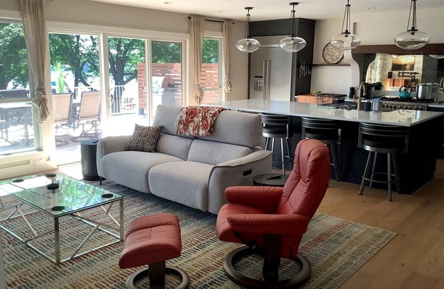 Modern 3-bedroom lakefront house on private Lake Loveland