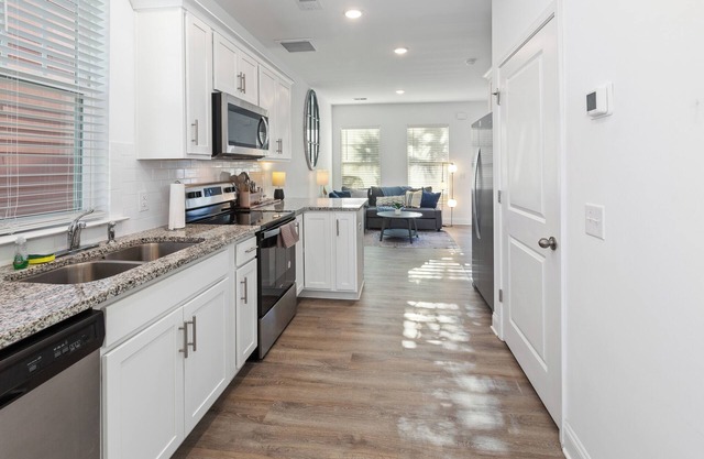 Modern 3 BR Cottage Home with Luxury Resort Pool