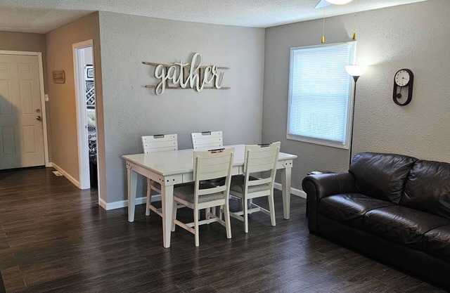 Modern 3BD/2BA near U of I with a large master suite!