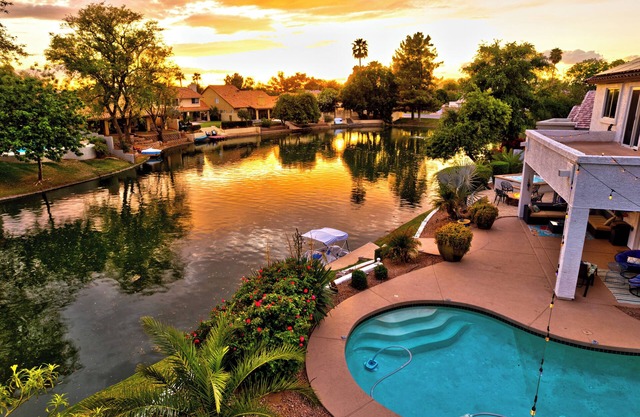 Modern 3bd3bth w/misters, pool/spa, pool table, kayaks/pedal boat/bikes/fishing