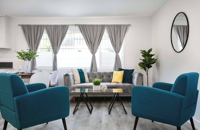 Modern 3BR Apt | Parking in Glendale