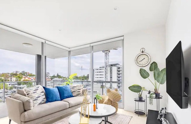 Modern 3BR Riverside APT W/Parking near Shops&Park