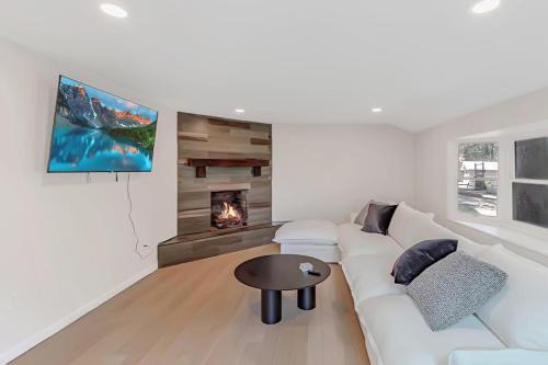 Modern 3BR With Big Kitchen & TV Rm