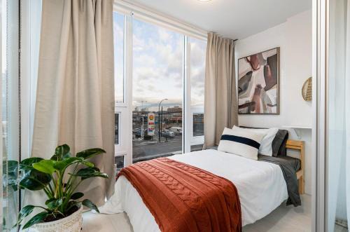 Modern 4-Bed Condo with AC and Parking near SkyTrain for 6