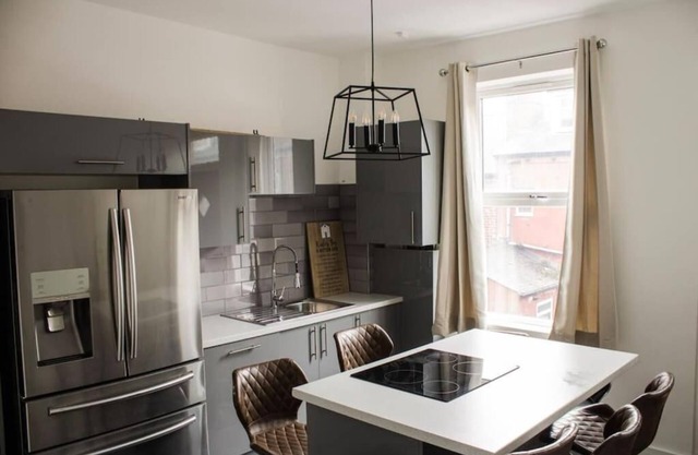 Modern 5 Bed En-suite House | Sleeps up to 9 | Free parking