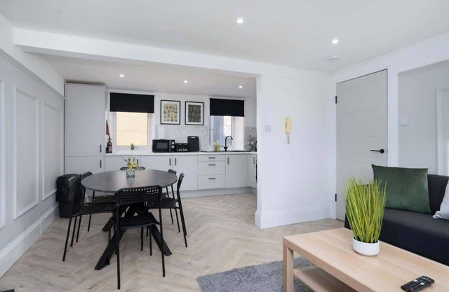Modern 5 BED-2 BATH Apartment