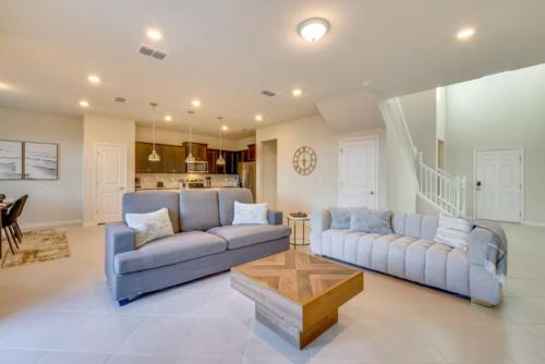 Modern 5br Getaway W Heated Pool & Bbq Area