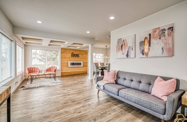 Modern 8 BR duplex in Tacoma! -Both sides included