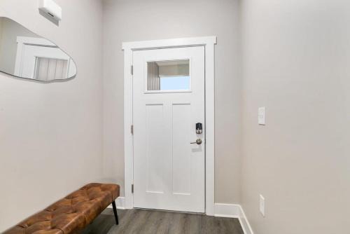 Modern 8BR 8BA Condo w Garage and Patio