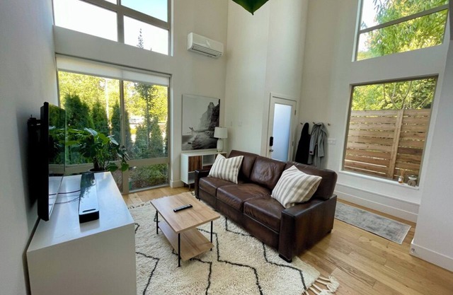 Modern and Airy home near UW & Seattle Children’s