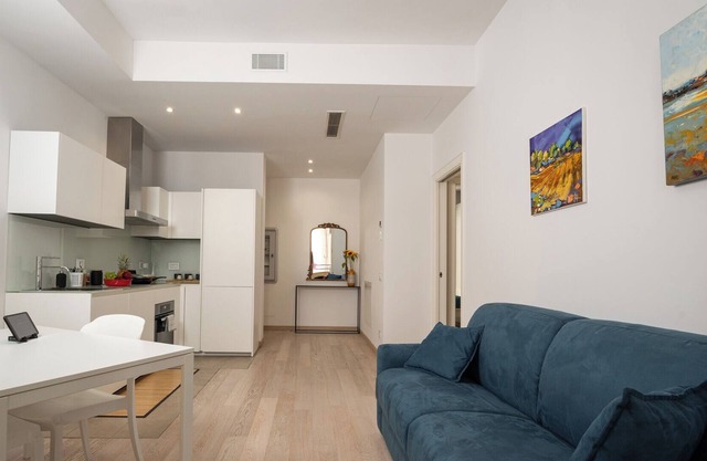Modern and bright apartment - 10 minutes (walking distance) from the Colosseum.