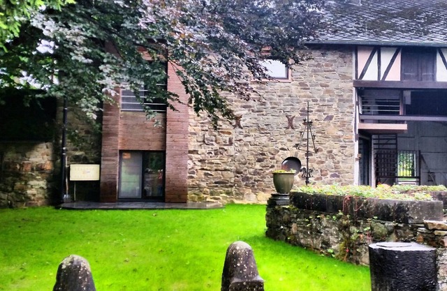 Modern and comfortably furnished apartment in a former coach house