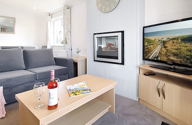 Modern and contemporary two bedroomed lodge with one double and one twin.