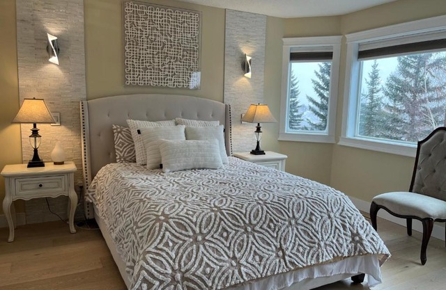 Modern and Cozy Room with City skyline View