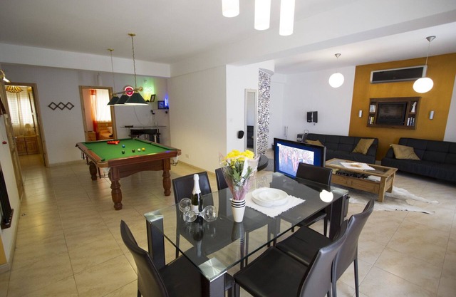 Modern and open-plan fun apartment with jacuzzi spa and seaviews of harbour