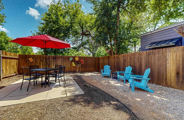 Modern and spacious Duplex w/private patios, great location in South Austin