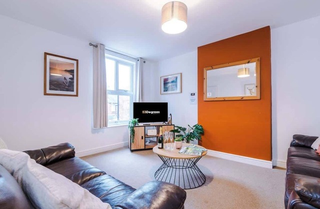 Modern apartment, ideal for business, sleeps 3!