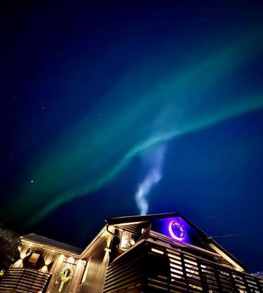 Modern Apartment with Aurora & Midnight Sun Views, Close to Snow Dome, ski slopes Store & Bus Stop, Free Parking