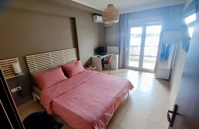 Modern Apt 1 + Parking (Pay), 100m from Metro