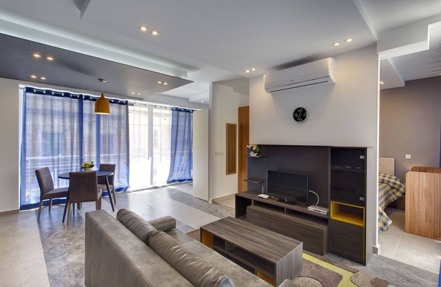 Modern Apt steps to Promenade and Center