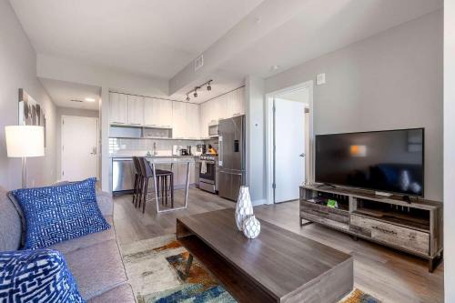 Modern Apt with Luxury Amenities