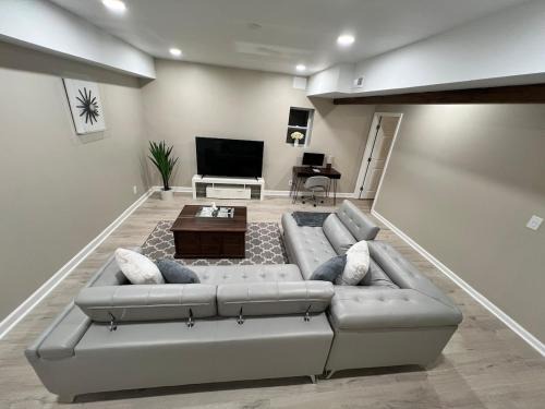 Modern Basement Retreat 2BR King suite