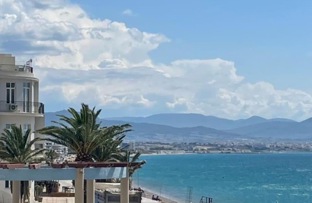 Modern Beachfront apartment Mamizona