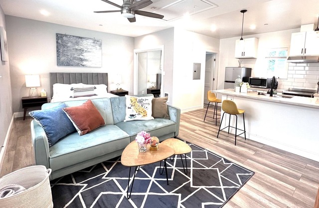 Modern & Bright Cottage Walkable to Cafes and Shops