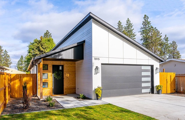 Modern & Bright Newly Built Home! Clean Relaxing Comfy Minutes to Hiking