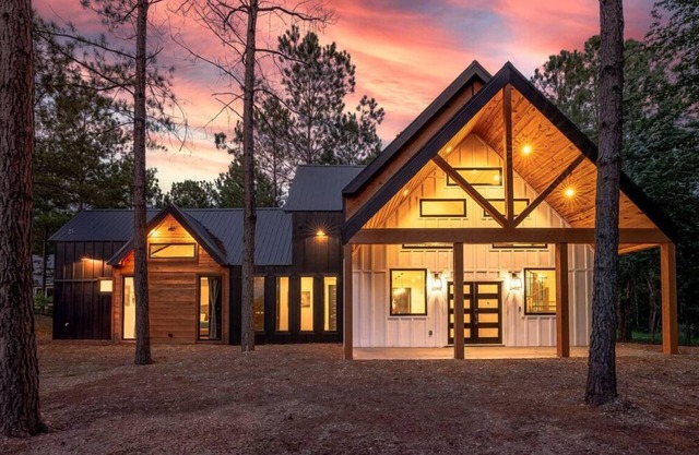 Modern Cabin W/Lower Taxes & Playset & Cornhole & Pets