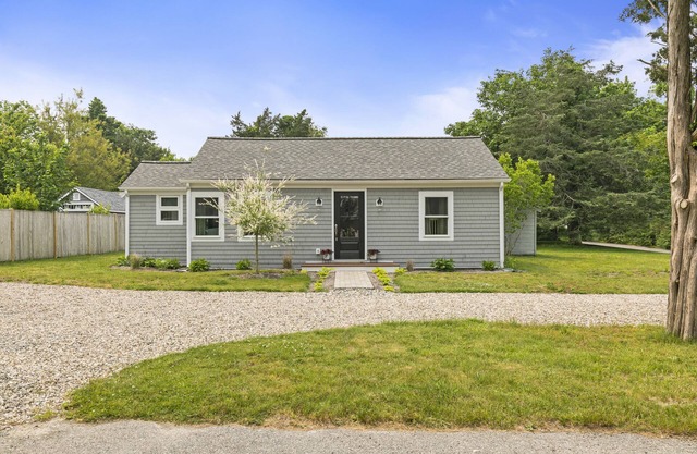 Modern Cape Cod Cottage- 0.5 mile to beach