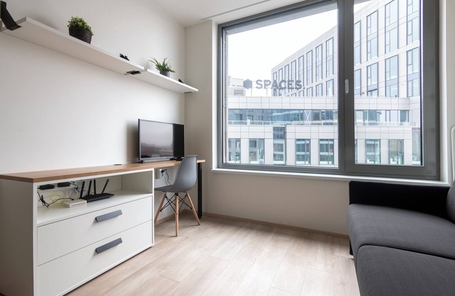 Modern Central Studio 1Gbps WiFi SMART TV 𝗔/𝗖