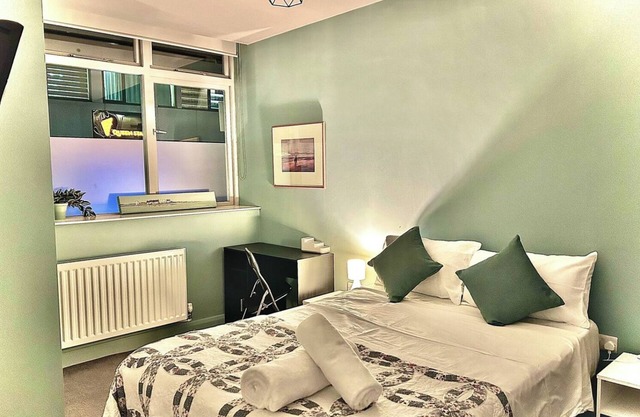 Modern Central Edwardian Apartment 4pp Private Ent