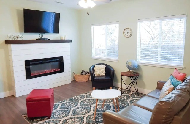 Modern Chic Downtown Home-Walk to Everything!