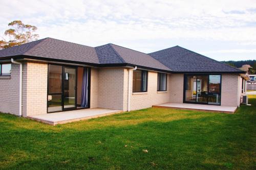 Modern Chic - Ideal Location - 5 Bedrooms - In Rotorua