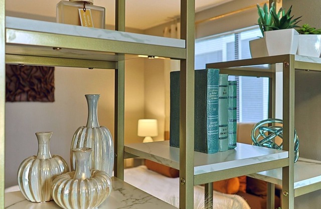 Modern-Chic Loft In The Heart Of The City. Everything Is At Your Fingertips!