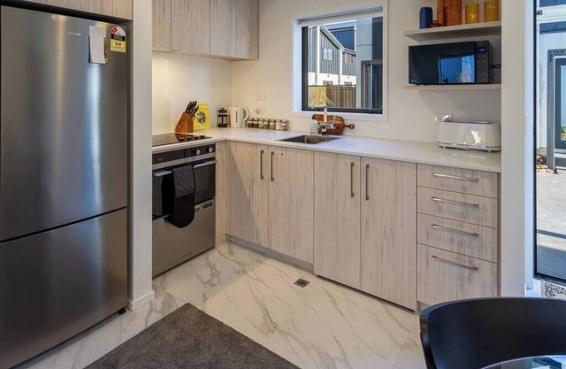 Modern Chic Retreat 2 Bed, 2 Bath: Riccarton