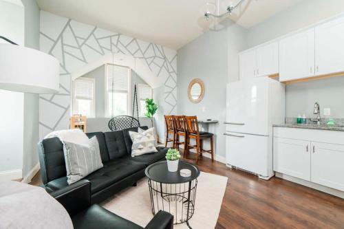 Modern Chic Suite - Amazing Location - GroupStay