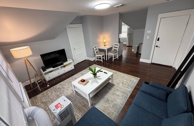 Modern Comfort - 2BR Spacious Suite - Near Yale