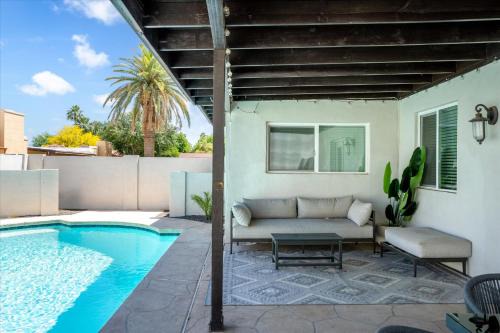 Modern Comfort Pool BBQ Prime Location