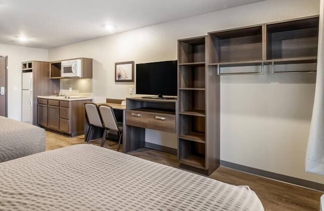 Modern Comforts in a Charming Locale! Full Kitchen, Pets Allowed, Free Parking!