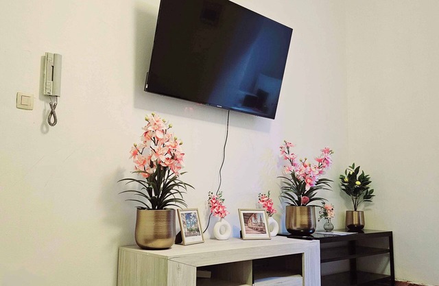 Modern & comfy oasis in city.