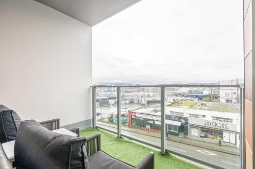 Modern Condo with AC Gym and Parking near Olympic Village for 5