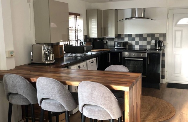 Modern Cotswold cottage (dog friendly)