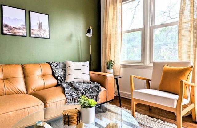 Modern, Cozy 2bd Home, walk to Starbucks