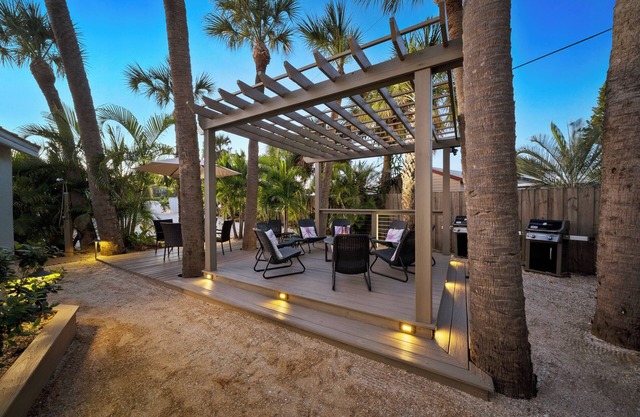 Modern, Cozy Efficiency Just Steps to the Beach! - Unit C