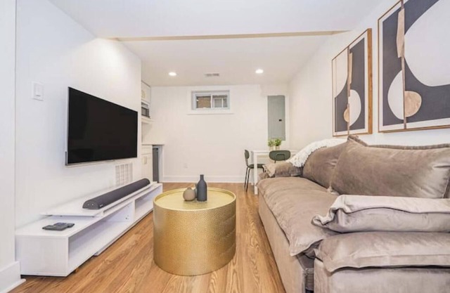 Modern & Cozy Suite Centrally Located Free Parking