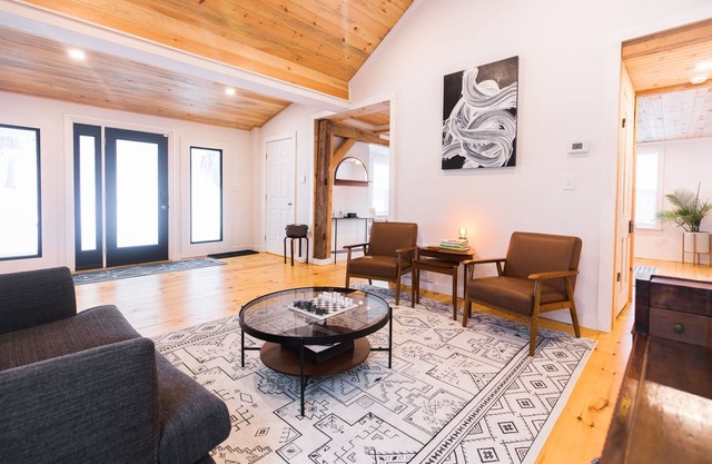 Modern Creekside Stay with Hot Tub 10 mins to Downtown Hudson